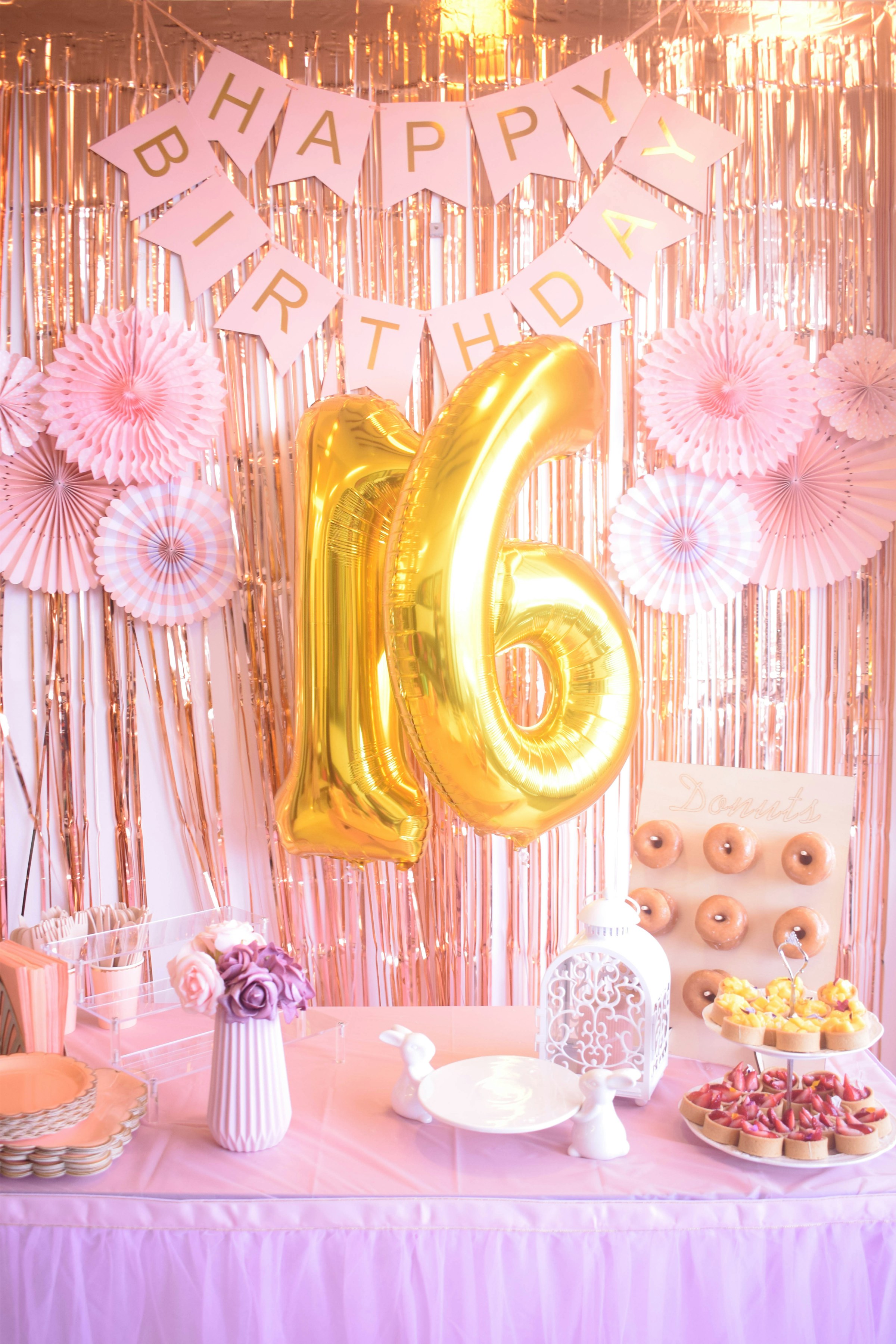 Number 16 balloons (Unsplash · @biaalogy)